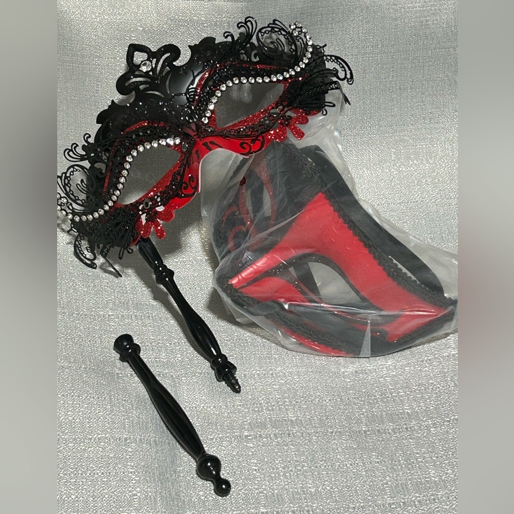 Couple Masquerade Masks Set - Red & Black - Picture 6 of 11